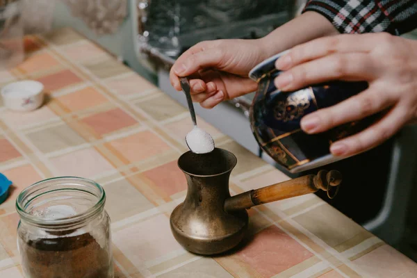 Рука наливает сахар в цеце для варки кофе — стоковое фото