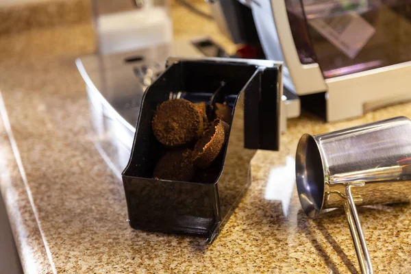 Контейнер для основания после кофе-машины и чашки кофе — стоковое фото