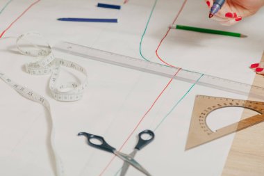 Kadın elleri dikiş için desen çiziyor