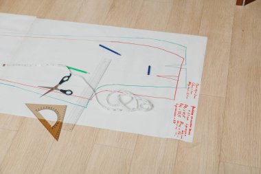 Tasarımcı araçları kağıt deseni üzerine yalan söyler