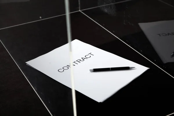 Przejrzysty Kontrakt Kontrakt Wydrukowany Papierze Długopisie Leży Szklanym Pudełku Close — Zdjęcie stockowe