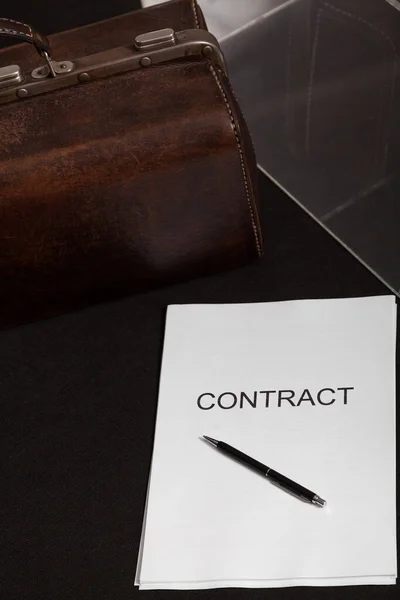 Kontrakt Auktion Närbild Ett Kontrakt Tryckt Papper Och Lädermatta Pennan — Stockfoto