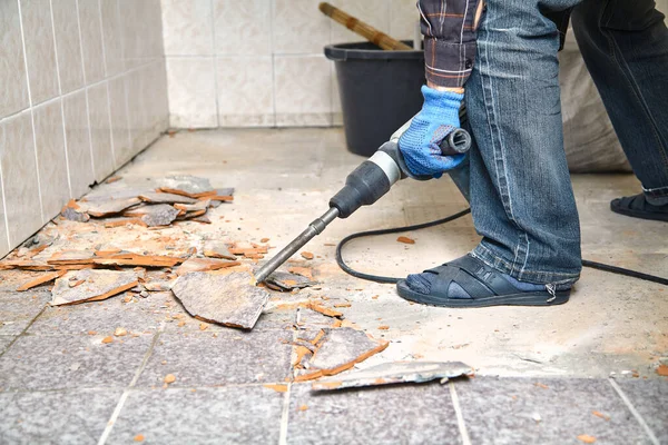 Construction Puncher Long Flat Peak Destroys Floor Tiles Small Room — Stock Photo, Image