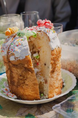 Sokakta basit bir Paskalya ziyafeti. Açık havada bayram yemeği.