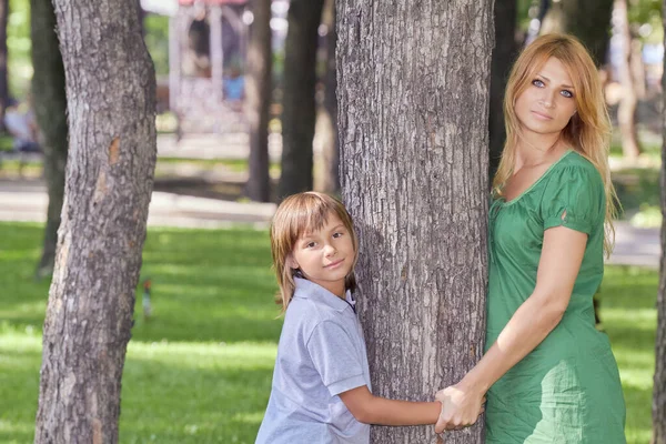 Rodinná Dovolená Lese Krásná Matka Syn Objetí Kmen Stromu Slunné — Stock fotografie