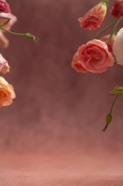 Dikey kartpostal davetiyesi boş ve metin için yer var. Pembe ve kremalı Eustoma çiçekleri soluk pembe arka grubunda