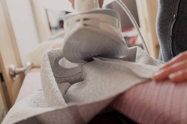 El yapımı. Çağdaş bir iro ile özel dar bir uyum üzerine geniş bir dikiş atıldı.