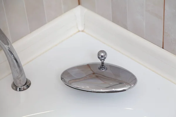 原来的水龙头 浴室特写镜头上的铬椭圆形金属水龙头 — 图库照片
