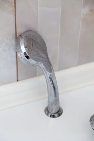 Krómozott Fém Zuhanyfej Függőlegesen Szerelve Fórumon Egy Modern Fürdő — Stock Fotó