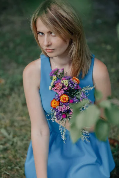 Blondýna Jasnou Kyticí Roztomilá Dívka Modrými Šaty Drží Kytici Divokých — Stock fotografie