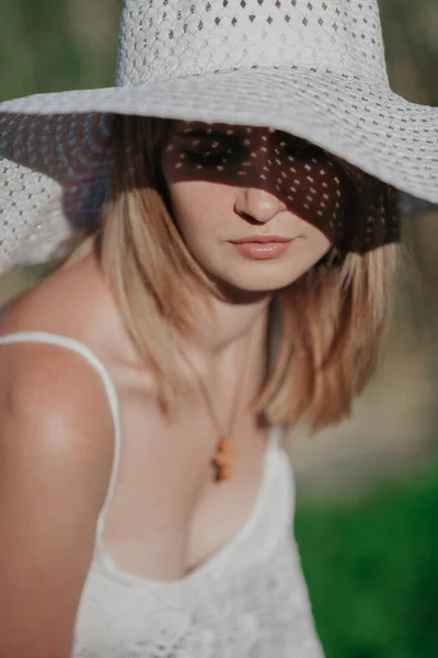 Chica Sombrero Retrato Una Joven Una Playa Ala Ancha —  Fotos de Stock