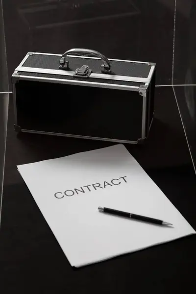 Şeffaf Kağıda Basılmış Bir Kontrat Para Için Taşınabilir Bir Kasa — Stok fotoğraf