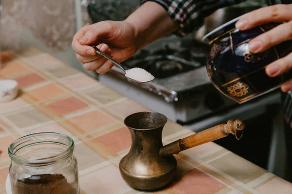 Wir Machen Natürlichen Kaffee Kupferkessel Steht Auf Dem Küchentisch Weibliche — Stockfoto