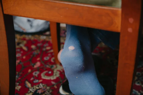 靴下の穴 あなたは穴 テーブル オフィス カーペット 家具でいっぱいの大きな穴の靴下を見ることができます — ストック写真