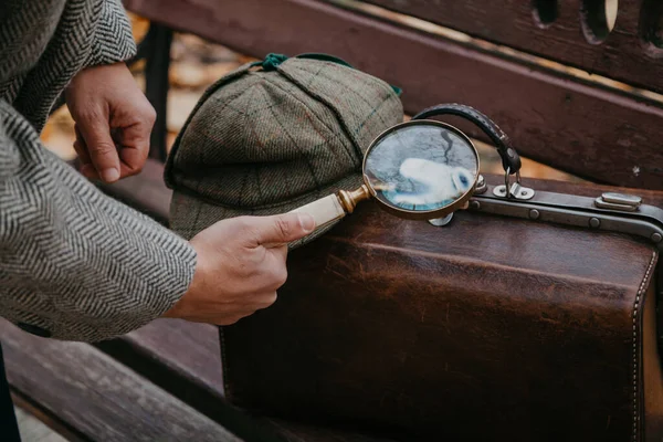 Detective Examina Saco Carpete Mão Direita Segura Uma Lupa Sobre — Fotografia de Stock