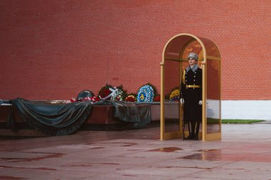 Moskova, Rusya 10.23.2010 'da Kremlin duvarının etrafındaki İskender bahçesinde ebedi alevlerle Sovyet Askeri Mezar Anıtı' nda Şeref Muhafızları - 2. Dünya Savaşı defans anıtı