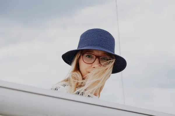 Bella Ragazza Con Lunghi Capelli Bianchi Occhiali Cappello Blu Sullo — Foto Stock