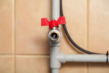 Kırmızı top valflı dikey plastik boru. Pozisyon kapalı. Topu görünürde kilitle