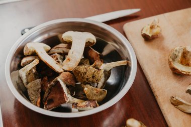 Kesikte mantar var. Yenebilir güzel mantarlar yuvarlak bir tabakta uzanır.