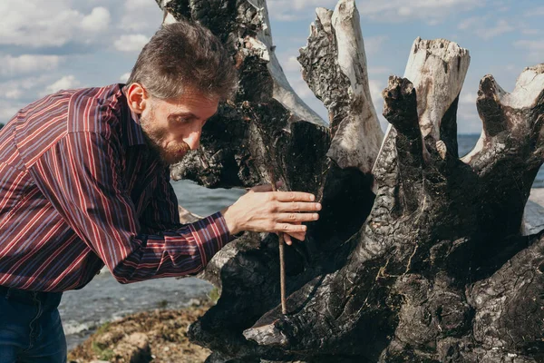 Selvagem Moderna Cientista Com Barba Põe Uma Experiência Fazer Fogo — Fotografia de Stock