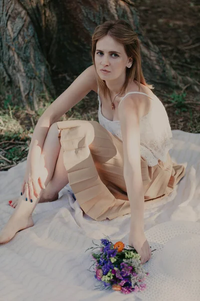 Bionda Con Bouquet Luminoso Ragazza Carina Che Tiene Mazzo Fiori — Foto Stock