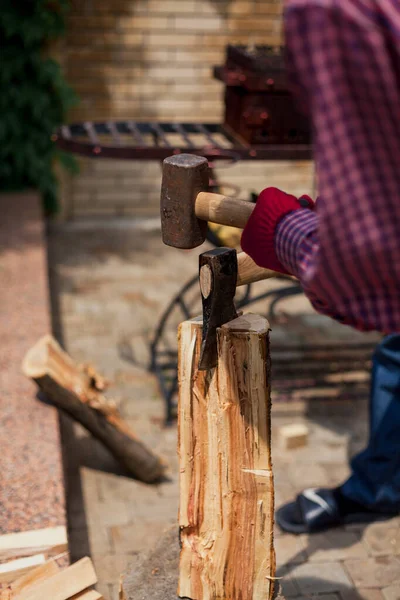 Strong Log Four Hands Red Gloves Chop Log Sledgehammer Stump — Stock Photo, Image