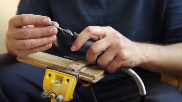 Male Hands Using Rotary Tool Flexible Shaft Carve Out Part — Stock Video