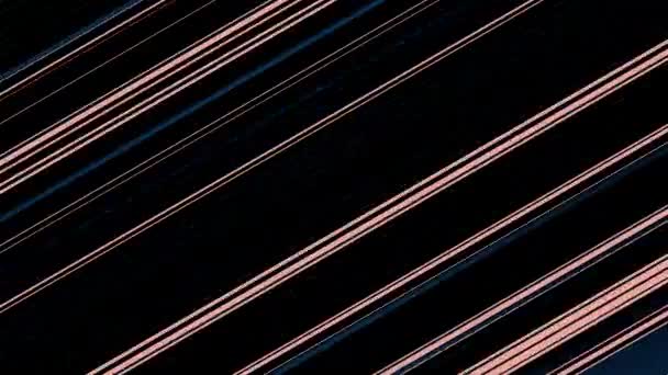 Animation CGI de fines bandes diagonales bleues. Mouvement en douceur. La lumière qui monte révèle des bandes, puis se cache à nouveau. Arrière-plan pour motion design, VJ, logo ou bannière. Fond rose corail. boucle sans couture 4K 