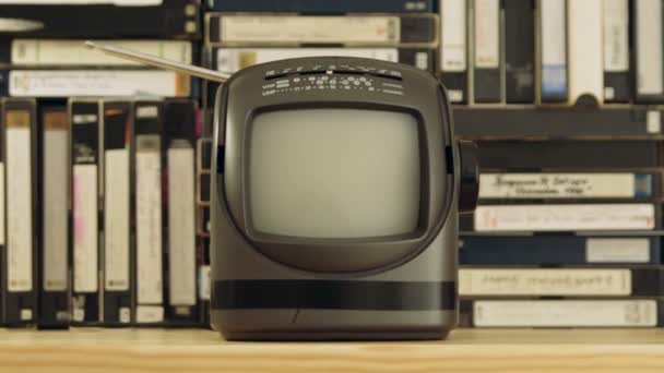 VhとS Vhビデオテープで作られた背景にアンテナと古い小さなテレビセット カメラを離れてテレビから移動し フォーカスをオフに設定します ドリーショット — ストック動画