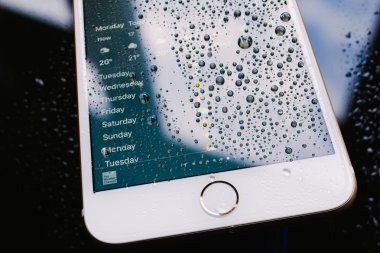 iphone 7 Plus su geçirmez haftalık hava tahmini ekranda
