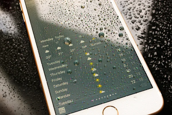 IPhone 7 Plus водонепроницаемый прогноз погоды на Weather App — стоковое фото