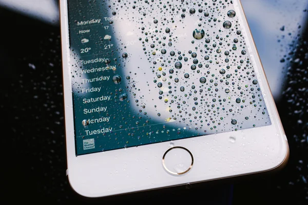 Еженедельный прогноз погоды на iPhone 7 Plus — стоковое фото
