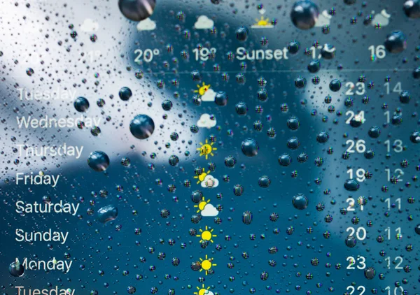 IPhone 7 plus waterdichte wekelijkse weersvoorspelling op display — Stockfoto
