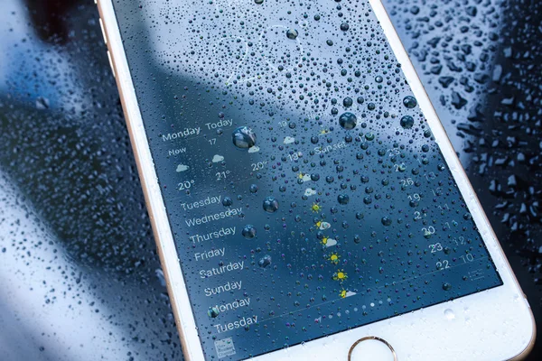 IPhone 7 Plus водонепроницаемый прогноз погоды на Weather App — стоковое фото