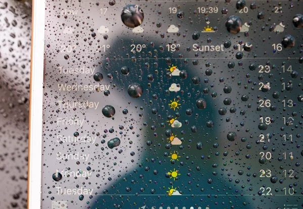 IPhone 7 plus waterdichte wekelijkse weersvoorspelling op display — Stockfoto