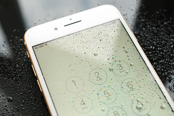 IPhone 7 Plus 防水SIMカードが挿入されていません — ストック写真