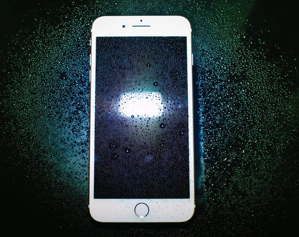 IPhone 7 Plus водонепроницаемый iphone покрыт водой — стоковое фото