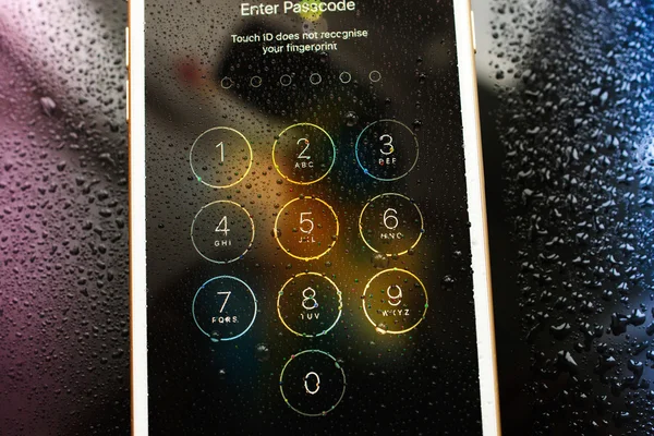 IPhone 7 plus waterdicht Voer password passcode regen drosp — Stockfoto