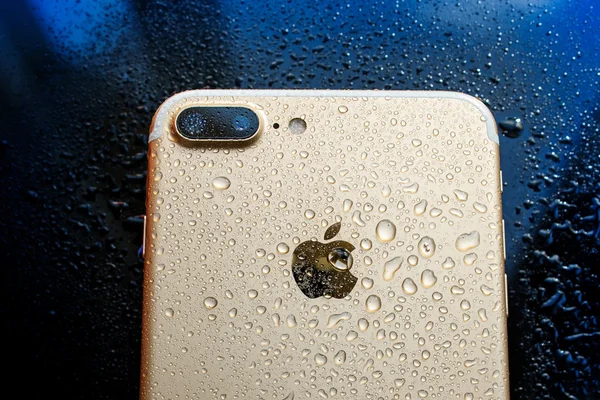 아이폰 7 플러스 방수 - 휴대 전화의 후면보기 — 스톡 사진