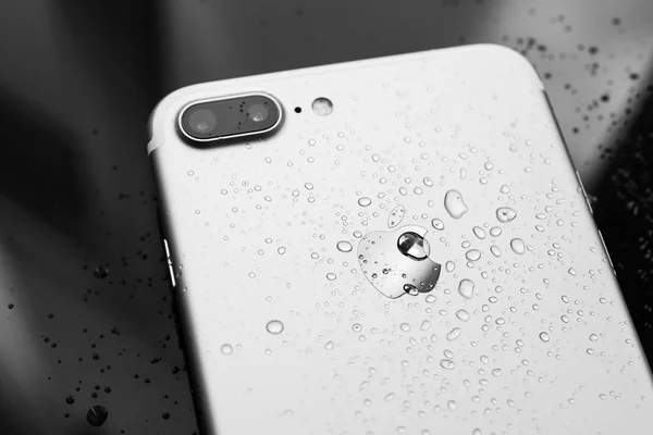 IPhone 7 Plus impermeabile in bianco e nero studio — Foto Stock
