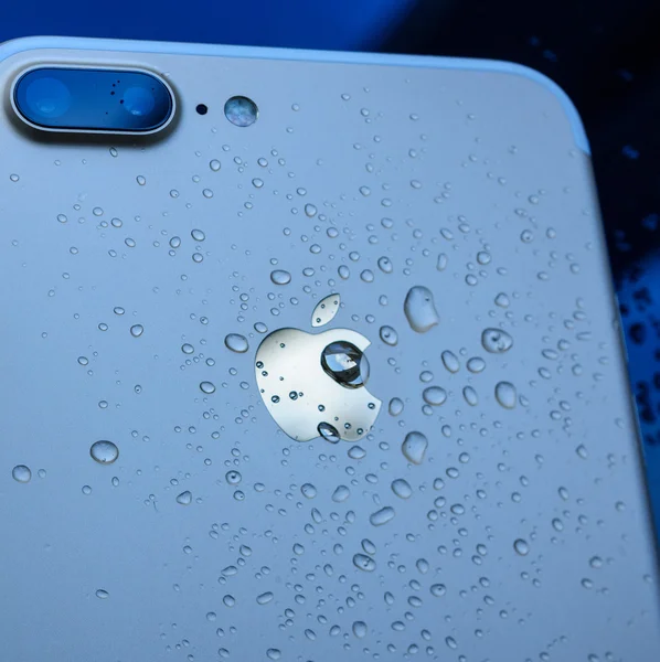 IPhone 7 Plus wodoodporne krople wody na logo, — Zdjęcie stockowe