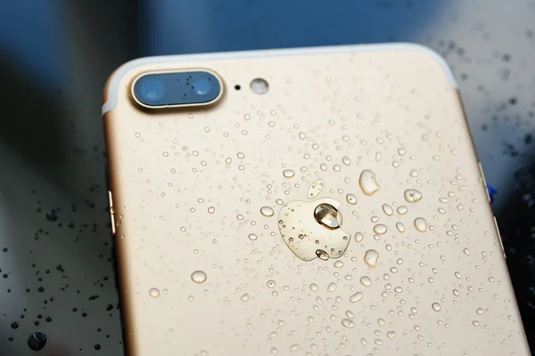 IPhone 7 plus waterdicht met regendruppels op achterste glas backgroud — Stockfoto