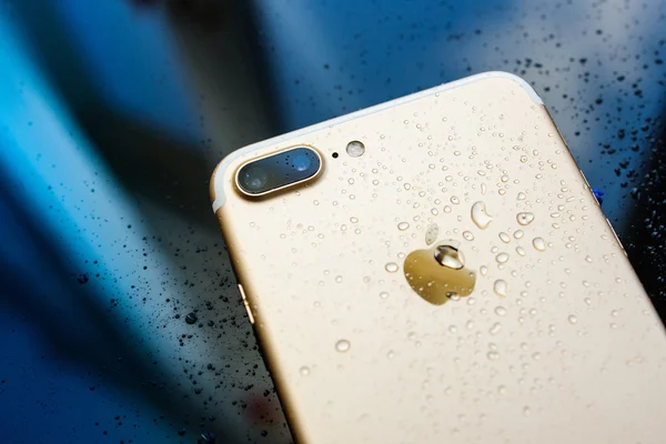 IPhone 7 Plus waterproof with rain drops on rear glass backgroud — Stock Photo, Image