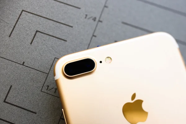 IPhone 7 pluss rosegull på grå bakgrunn – stockfoto