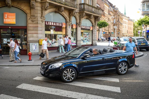 Man driving beautiful Volvo C70 Convertible car in beautiful ci — Stock Photo, Image