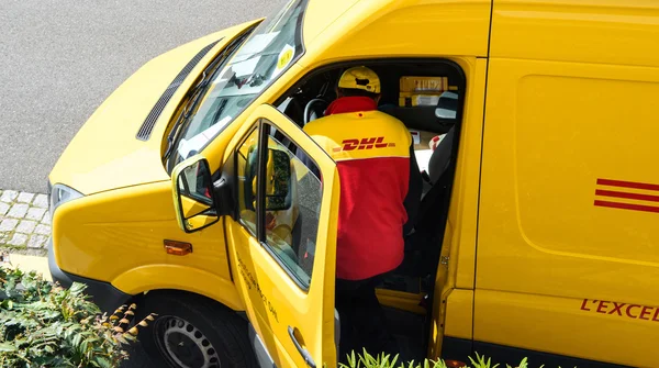 DHL conductor amarillo de la furgoneta de entrega arriba — Foto de Stock