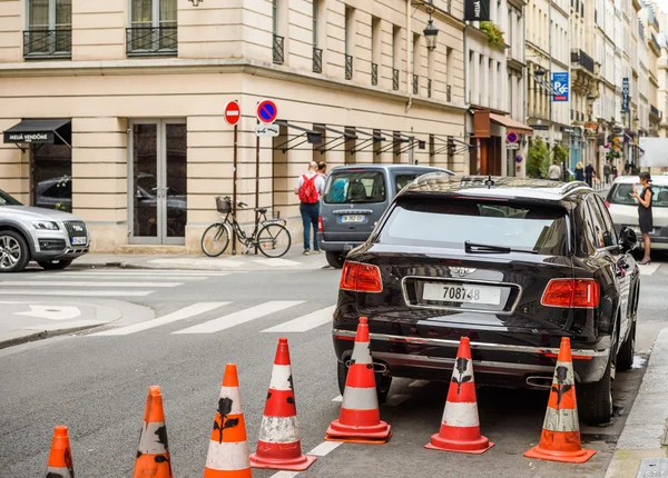 Achteraanzicht van de bentley bentayga in Parijs — Stockfoto