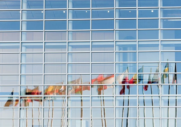 Fassade des Europäischen Parlaments mit EU-Flaggen — Stockfoto