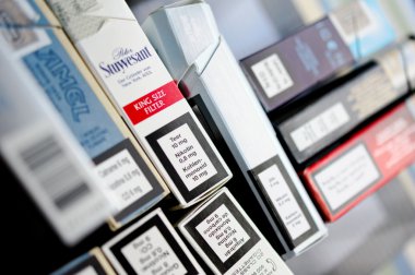 Bir yığın halinde sigara paketleri