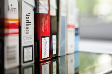 Paket sigaraya dünyanın farklı köşelerinden satırı 